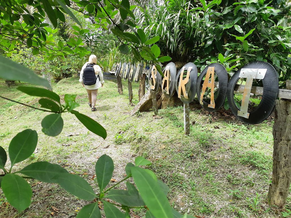 Pengunjung menikmati ekowisata Taman Sakat di Desa Jambi Tulo, Maro Sebo, Kabupaten Muaro Jambi, yang dikenal sebagai desa pelestarian anggrek hutan. Di Taman Sakat, selain menikmati puluhan spesies anggrek endemik setempat, wisatawan juga dapat menyusuri kanal tua dan menikmati suguhan kopi nira.