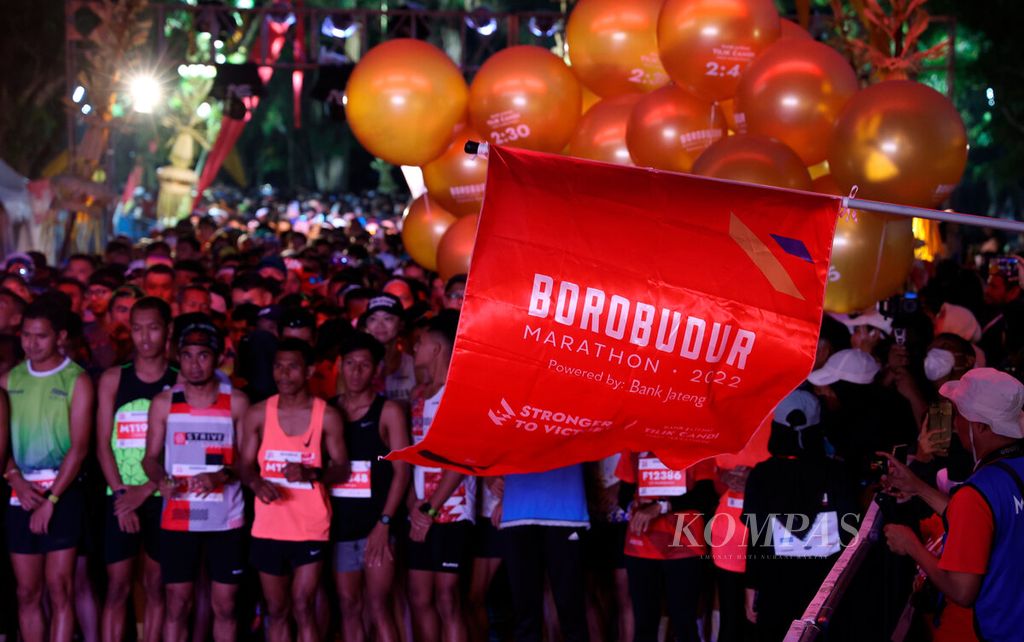 The starting flag before being raised for the Tilik Candi runners during the Borobudur Marathon 2022 Powered by Bank Jateng at Lumbini Park, Borobudur Temple area, Central Java, Sunday (11/13/2022).