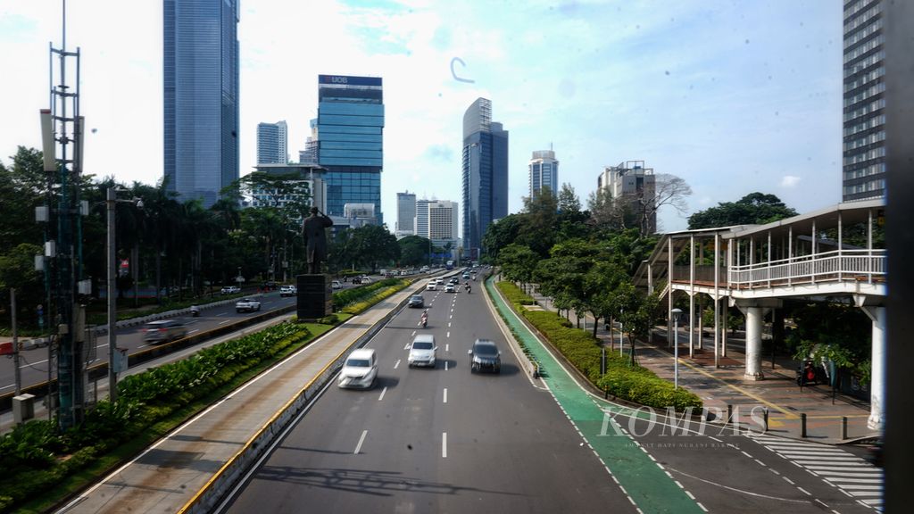 Beberapa kendaraan dari arah Bundaran Hotel Indonesia melintas di perbatasan Jalan MH Thamrin dan Jalan Sudirman, Jakarta, yang sepi, Kamis (11/4/2024). Kawasan Sudirman yang merupakan kawasan dengan hiruk pikuk pekerja berubah lengang ketika libur Lebaran.