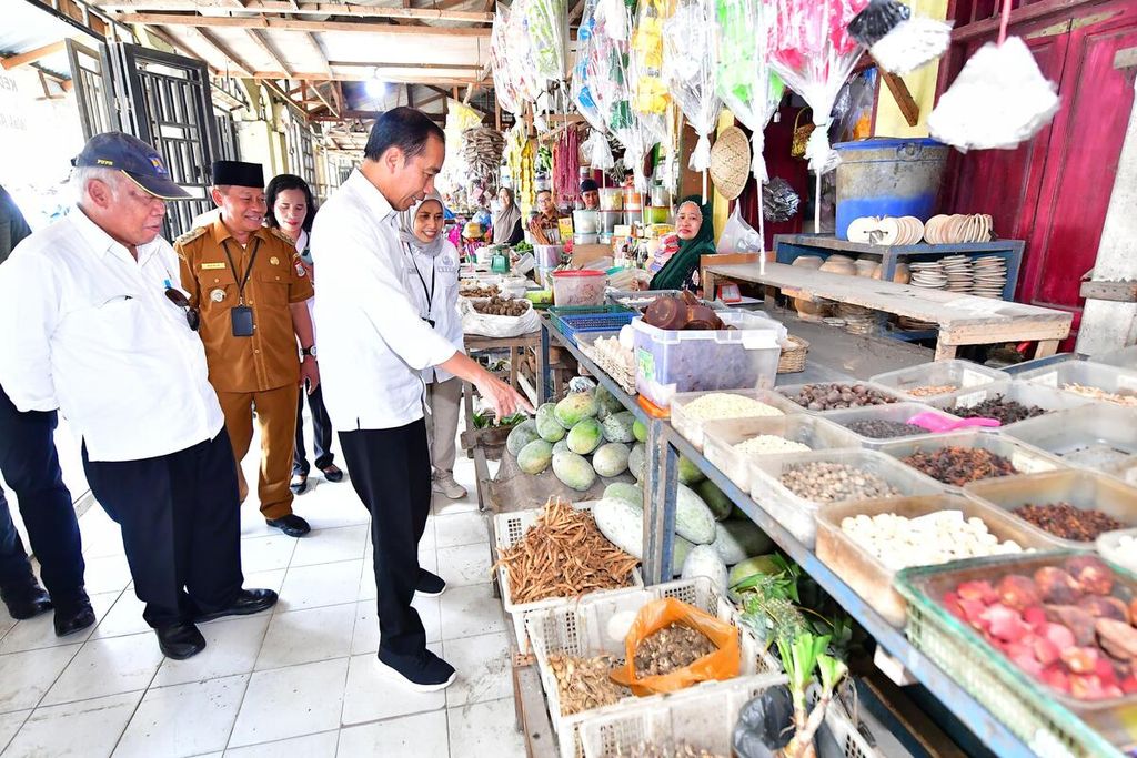 Presiden Joko Widodo menyambangi Pasar Kawat, Kota Tanjungbalai, Provinsi Sumatera Utara, Kamis (14/3/2024). Dalam kunjungannya, Presiden mengecek harga dan stok sejumlah bahan pokok.