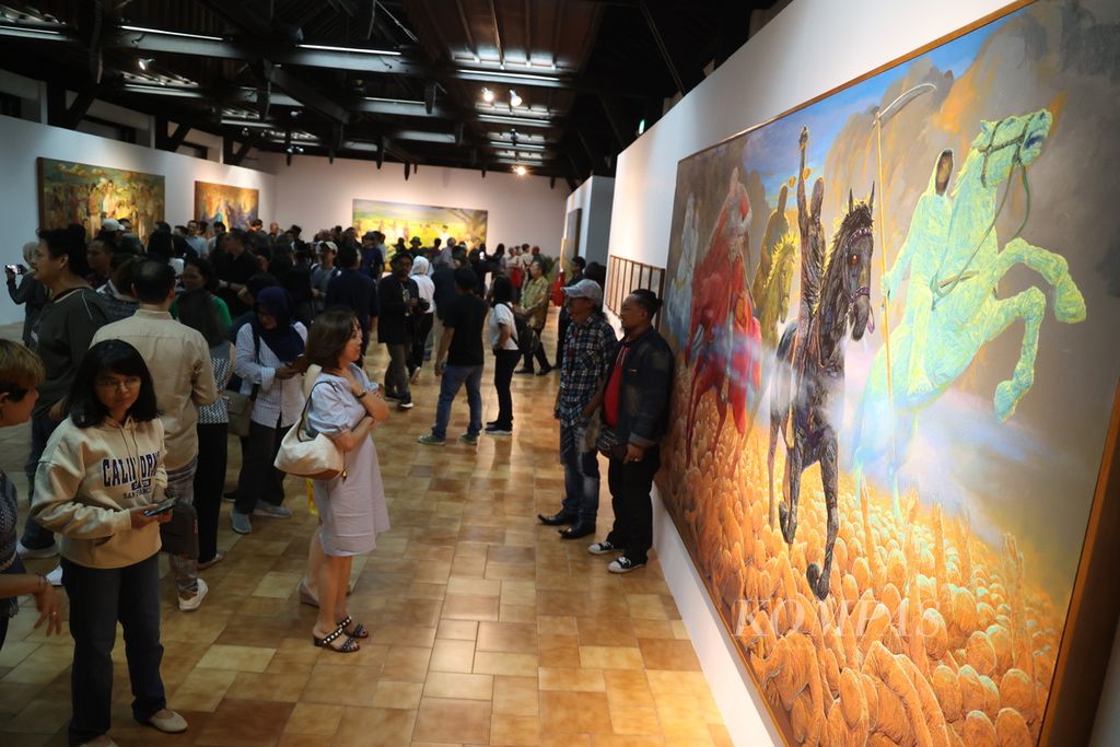 Suasana peluncuran buku <i>Ratu Adil</i> karya Sindhunata sekaligus pameran lukisan karya Budi Ubrux di Bentara Budaya Jakarta, Kamis (11/1/2024). 