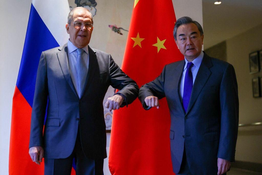 Foto yang diambil pada 23 Maret 2021 ini memperlihatkan Menteri Luar Negeri Rusia Sergei Lavrov "beradu siku" dengan mitranya Menlu China Wang Yi saat mereka menggelar pertemuan di Guilin. 