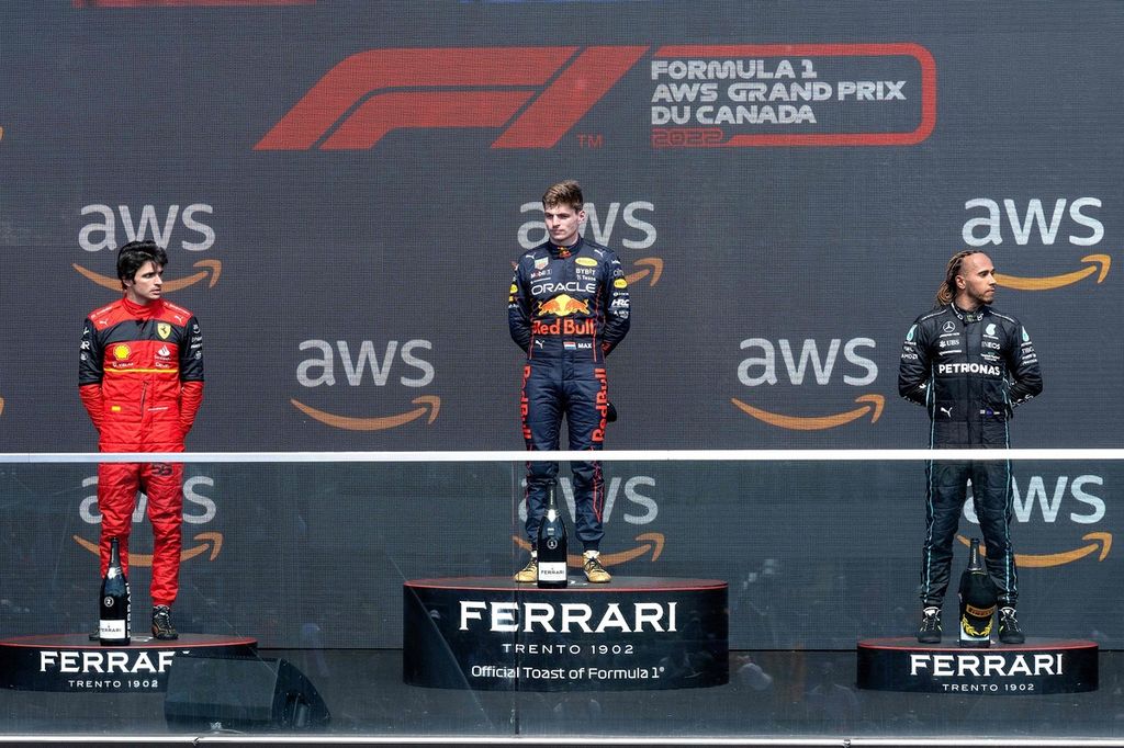 Podium pemenang F1 seri Kanada di Sirkuit Gilles-Villeneuve, Montreal, Minggu (19/6/2022). Dari kiri ke kanan: Carlos Sainz Jr sebagai pemenang kedua, Max Verstappen sebagai pemenang pertama, dan Lewis Hamilton sebagai pemenang ketiga. 