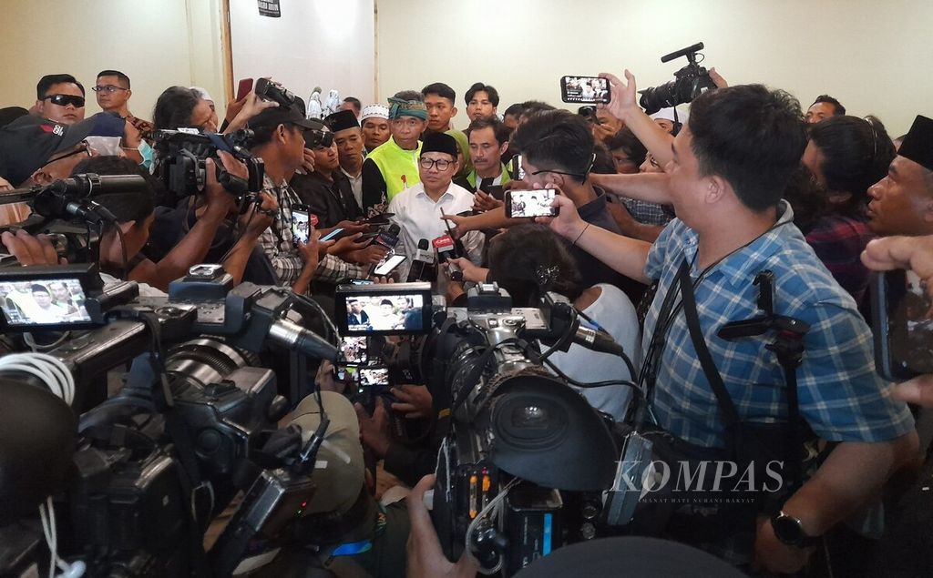 Calon wakil presiden nomor urut 1, Abdul Muhaimin Iskandar, menjawab pertanyaan wartawan seusai menghadiri acara silaturahmi dan konsolidasi sukarelawan Bali Satu Suara (Basra) Amin di Kuta, Kabupaten Badung, Bali, Jumat (26/1/2024).
