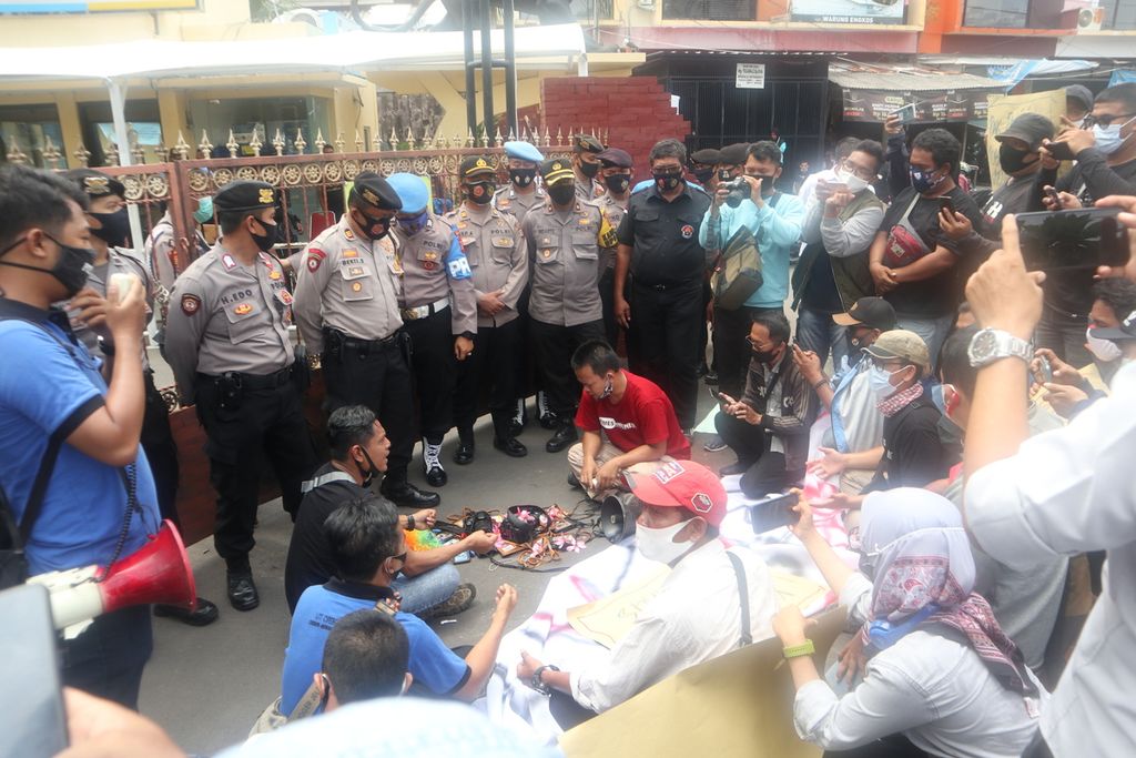 Sejumlah jurnalis di Cirebon dan sekitarnya yang tergabung dalam Solidaritas Jurnalis Anti Kekerasan (Sajak) berunjuk rasa di depan Kantor Kepolisian Resor Cirebon Kota, Jawa Barat, Senin (12/10/2020). Mereka mendesak polisi agar menjamin jurnalis bebas dari kekerasan aparat saat meliput.