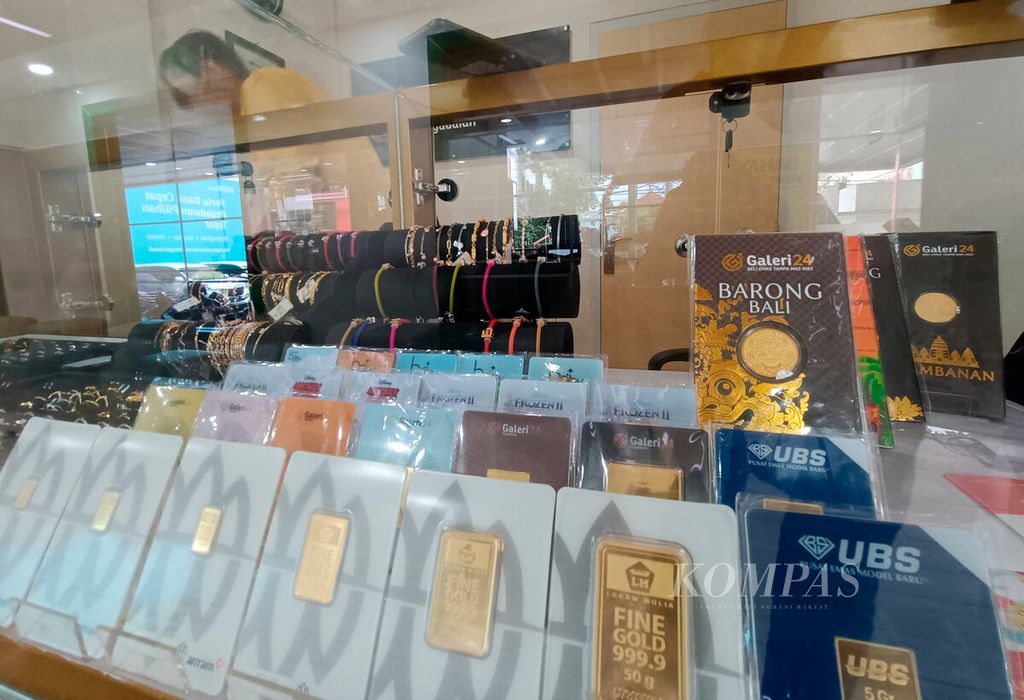 Gold bars in various sizes are sold at the Pegadaian office in Semarang, Central Java on Tuesday (20/9/2022). Some people choose gold for its ease of selling assets quickly.