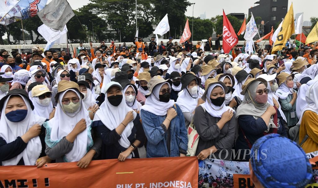 Buruh perempuan bergabung bersama massa buruh dari berbagai serikat pekerja mengikuti unjuk rasa di depan Gedung DPR/MPR, Jakarta, Juni 2022. Pengaduan terbanyak ke Komisi Nasional Antikekerasan terhadap Perempuan ialah kasus kekerasan seksual. 