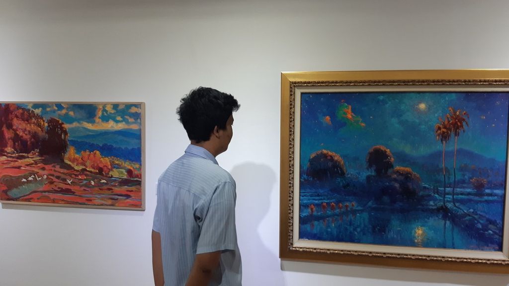 Karya lukisan Pierre Guillaume (70) asal Belanda berjudul ”Mystic Night of the Sawah”, Senin (11/11/2024). Karya-karya Pierre Guillaume ditampilkan dalam pameran bertajuk <i>Celebration of Color &amp; Light</i>,di Cemara 6 Galeri &amp; Toeti heraty Museum, Jakarta, 9 hingga 25 November 2024.