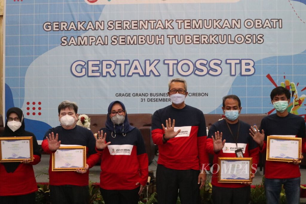 Wakil Wali Kota Cirebon Eti Herawati (tengah) menghadiri acara Gerakan Serentak Temukan Obati sampai Sembuh Tuberkulosis (Gertak Toss TB), Jumat (31/12/2021), di Cirebon.