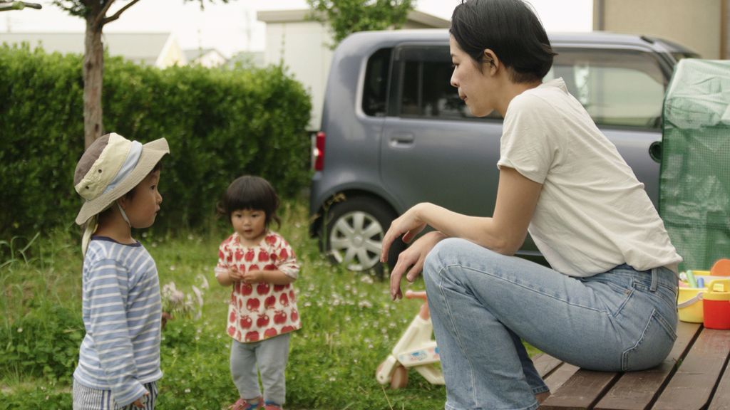 Foto yang dirilis oleh Japan Media Services memperlihatkan salah satu adegan dalam film <i>The Ones Left Behind: The Plight of Single Mothers in Japan</i> yang disutradarai oleh Rionne McAvoy. 