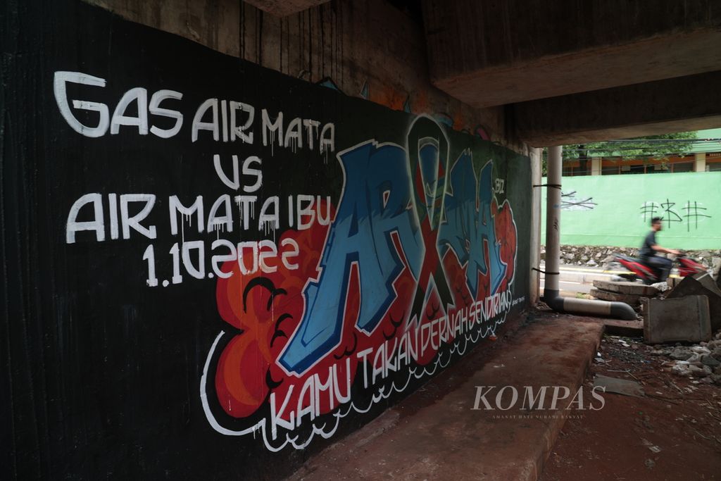 Dukungan untuk penuntasan kasus Tragedi Kanjuruhan melalui media mural tergambar di bawah jembatan layang Bintaro, Jakarta, Minggu (6/11/2022).