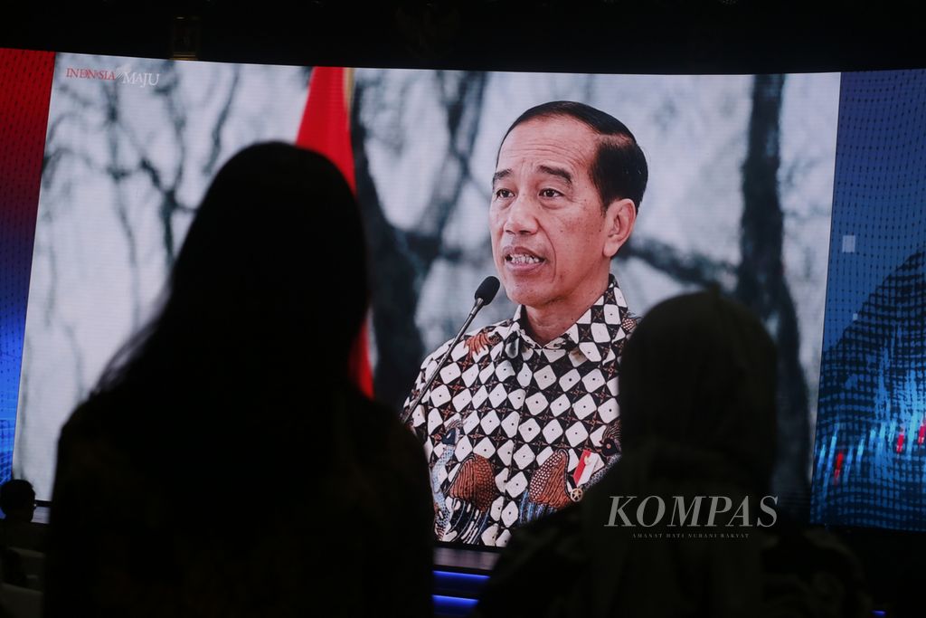 Tamu undangan menyimak video arahan Presiden Joko Widodo pada acara pembukaan Festival Ekonomi Keuangan Digital Indonesia di Jakarta Convention Center, Jakarta, Senin (8/5/2023). 