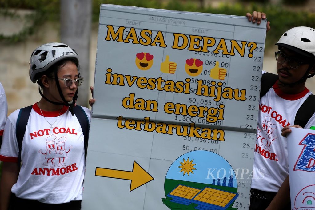 Aktivis lingkungan Greenpeace menggelar aksi damai di kawasan Bundaran HI, Jakarta, saat hari bebas kendaraan bermotor, Minggu (5/5/2024). Dalam aksinya, mereka menyerukan agar perbankan menghentikan dukungan pendanaan energi kotor seperti batubara dan beralih ke energi terbarukan.