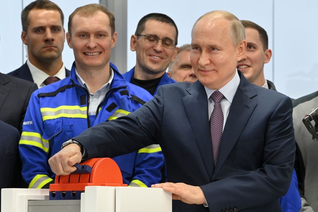 Presiden Rusia Vladimir Putin (depan, kanan) meluncurkan jalur teknologi untuk pencairan gas alam yang pertama sebagai bagian dari proyek gas alam cair (LNG2) Arktik di pusat konstruksi struktur lepas pantai bertonase besar (CSCMS) perusahaan Novatek-Murmansk di Desa Belokamenka, Murmansk, sekitar 1.700 kilometer utara Moskwa, Rusia, 20 Juli 2023.  