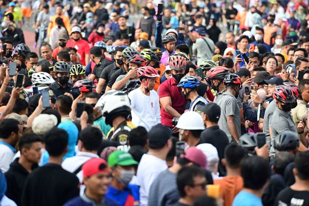 Warga yang sedang berolahraga pada hari bebas kendaraan bermotor (<i>car free day</i>) mendekat, bersalaman, dan berswafoto bersama Presiden Joko Widodo di Jakarta, Minggu (15/1/2023).