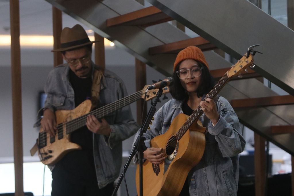 Grup musik Endah N Rhesa bermain dalam acaradi Menara Kompas, Jakarta, Rabu (8/3/2023). Endah N Rhesa termasuk musisi yang serius mempelajari aturan royalti.