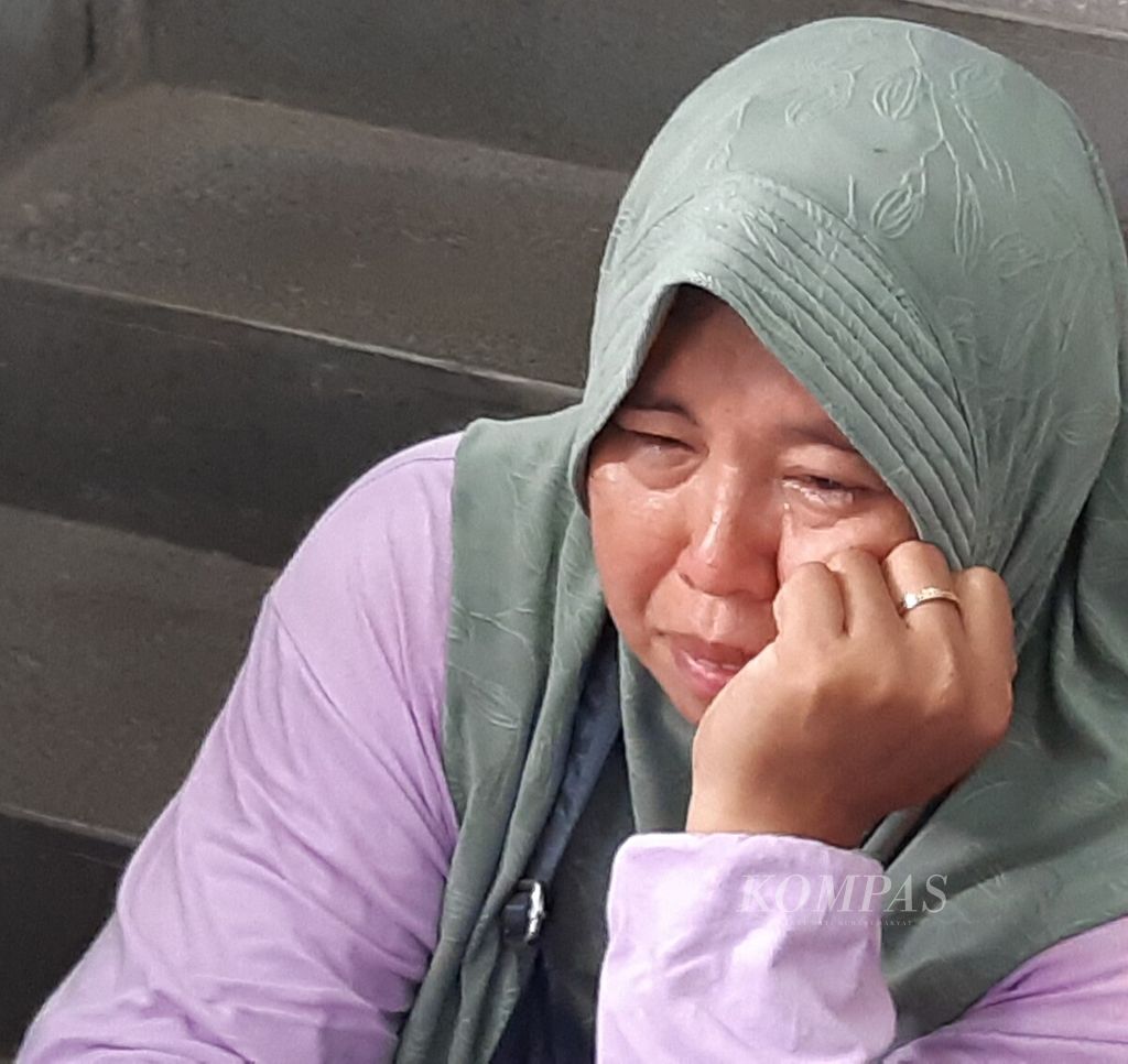 Sri Danuningsih (46) sangat terpukul setelah anaknya, Tiara (24), menjadi satu dari tujuh korban tewas pada kebakaran di Kecamatan Mampang Prapatan, Jakarta Selatan, Jumat (19/4/2024). 