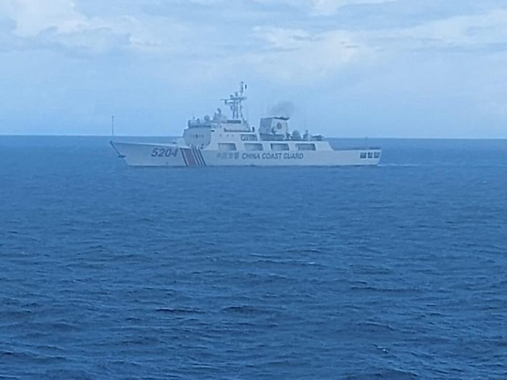 Kapal Coast Guard China 5204 keluar dari Zona Ekonomi Eksklusif Indonesia setelah dihalau kapal Bakamla KN Pulau Nipah 321, Senin (14/9).