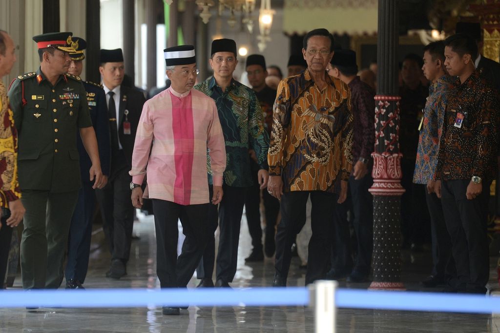 Raja Malaysia Sri Paduka Baginda Yang Dipertuan Agung XVI Al-Sultan Abdullah Riayatauddin Al-Mustafa Billah Shah (mengenakan kopiah, kiri) didampingi oleh Raja Keraton Yogyakarta Sultan Hamengku Buwono X saat berkunjung ke Keraton Yogyakarta, Yogyakarta, Rabu (28/8/2019). Agenda Raja Malaysia tersebut pada hari itu adalah mengunjungi Candi Prambanan dan Candi Borobudur.