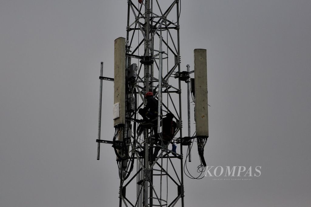 Teknisi memasang instalasi <i>base transceiver station</i> di kawasan Cisauk, Tangerang, Banten, Sabtu (16/4/2022). 
