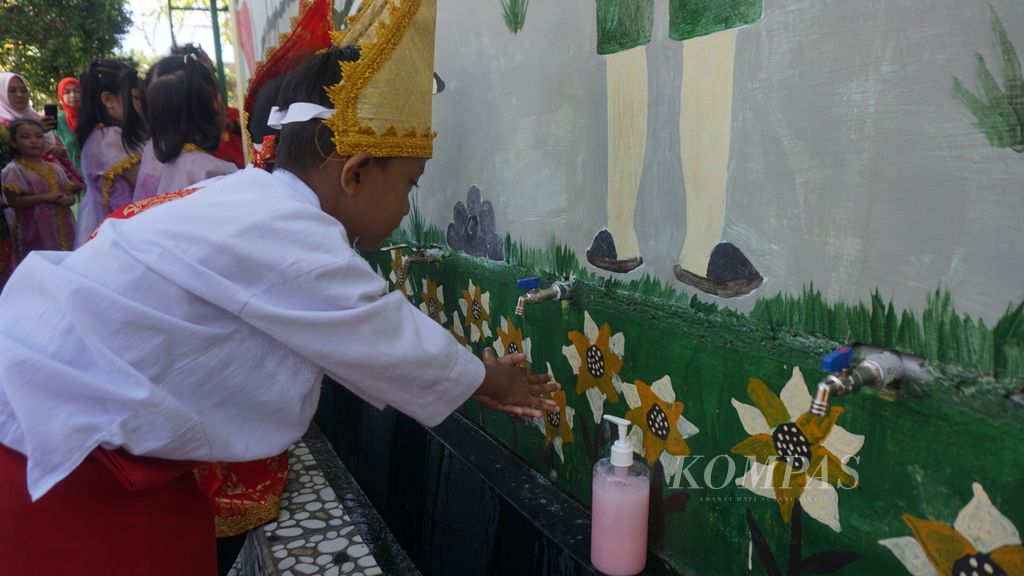 Siswa Pendidikan Anak Usia Dini Holistik Integratif (PAUD-HI) Mulya di Kabupaten Sumbawa Barat, Nusa Tenggara Barat (NTB), Kamis (2/5/2024), menerapkan pola hidup bersih dan sehat senantiasa mencuci tangan dengan sabun.