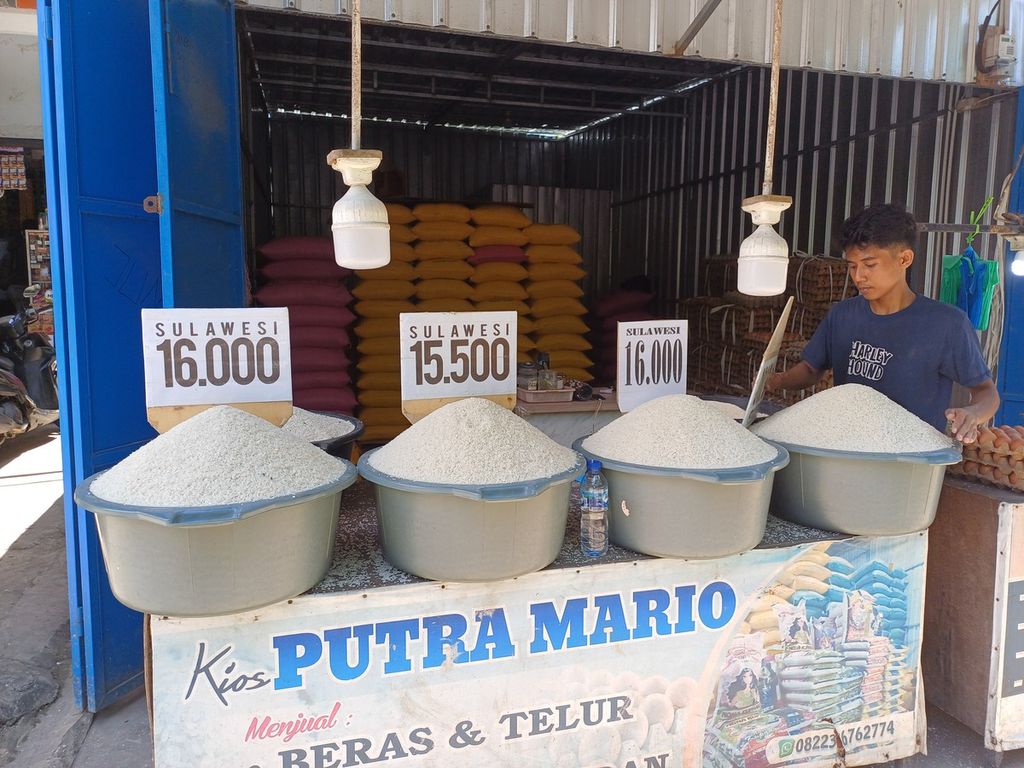 Harga beras termurah di Kota Kupang, NTT, adalah Rp 15.500 per kilogram. Harga yang tinggi itu juga ditemui di Pasar Penfui, Kota Kupang, sebagaimana dipantau pada Senin (8/4/2024).