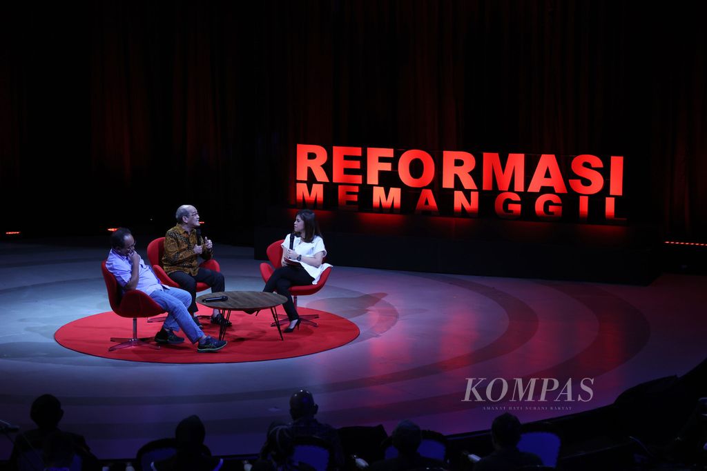 Deputy General Leader of Kompas Daily Budiman Tanuredjo, Political & Economic Observer Faisal Basri, and Audrey Chandra (moderator, left to right) were resource persons in a discussion entitled "Reformation Calls; 25 Years of Reform with Aldera" in Jakarta, Friday (19/8/ 2023). This discussion was held by Kompas Daily together with the Aldera Foundation to commemorate the 25th anniversary of the 1998 Reformation.