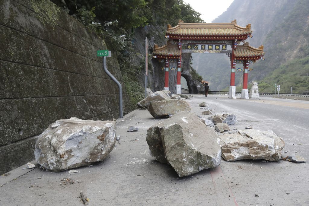 Bongkahan batu dalam ukuran besar tergeletak tidak jauh dari gerbang Taman Nasional Taroko di kota Hualien, Taiwan, Kamis (4/4/2024), akibat gempa bermagnitudo 7,2 yang mengguncang wilayah tersebut.