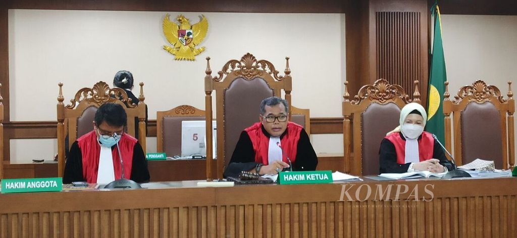 Majelis hakim Pengadilan Tindak Pidana Korupsi Jakarta yang dipimpin oleh hakim ketua Djuyamto dengan dua hakim anggota, Rianto Adam Pontoh serta Ida Ayu Mustikawati, menyidangkan terdakwa Muara Perangin Angin, pengusaha penyuap Bupati Langkat Terbit Perangin Angin, Senin (6/6/2022).