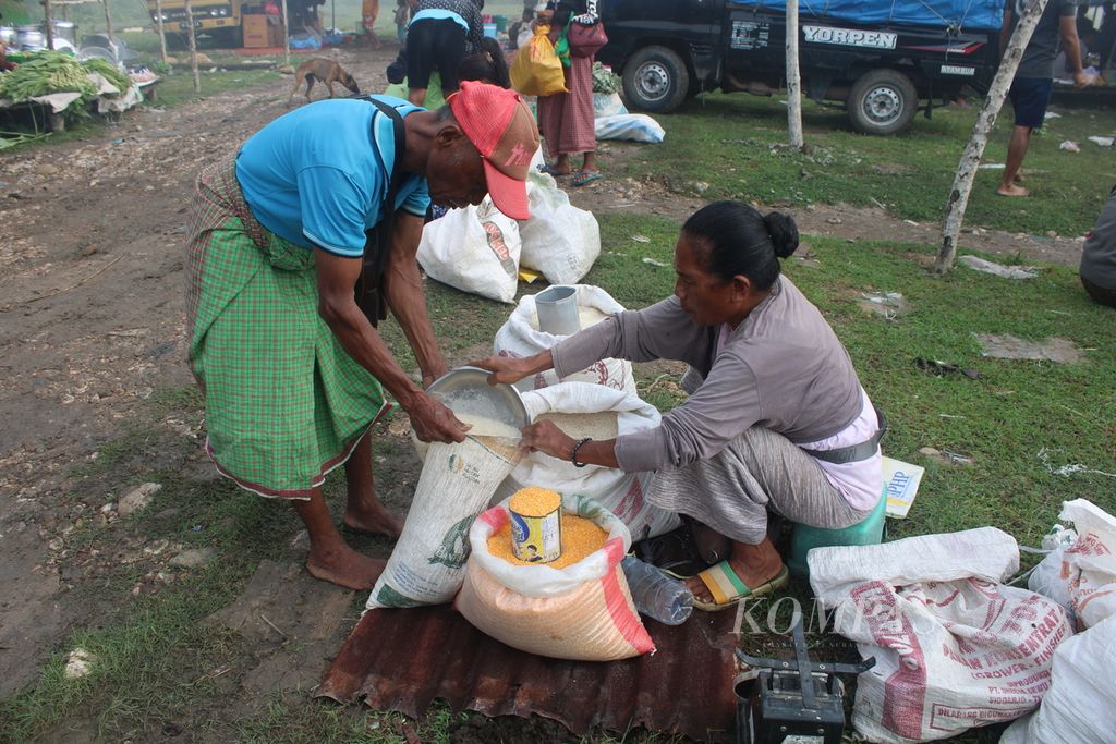 Penjualan besar di pasar tradisional Kaputu di Desa Manulea, Kecamatan Sasitamean, Kabupaten Malaka, Rabu (31/1/2024) pagi. 