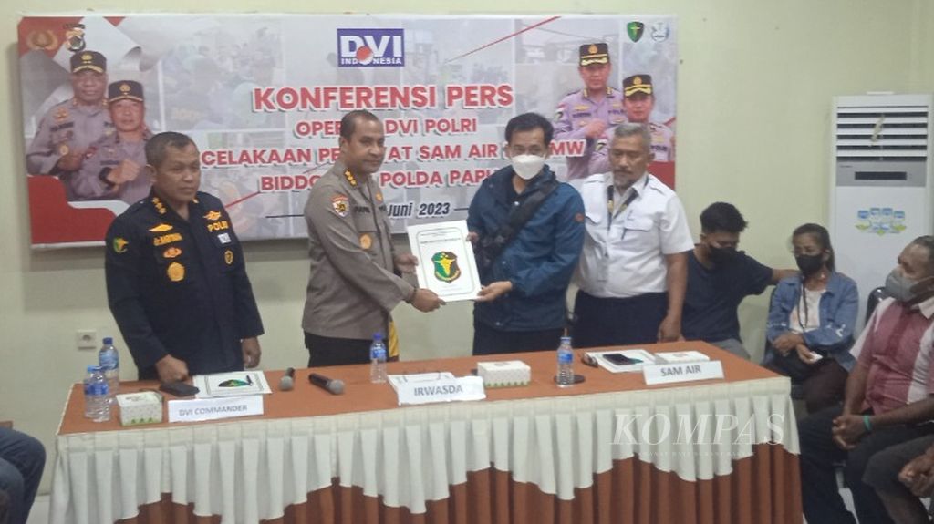 Kepolisian Daerah Papua menyerahkan hasil identifikasi jenazah korban kecelakaan pesawat SAM Air bagi kerabat almarhum Kapten Hari Permadi di Rumah Sakit Bhayangkara Jayapura, Papua, Rabu (12/7/2023). Pemeriksaan enam korban menggunakan metode DNA di Laboratorium Pusdokkes Polri di Jakarta.