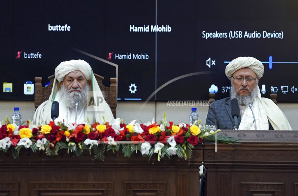 Perdana Menteri Taliban Mohammad Hasan Akhund (kiri) berbicara saat konferensi ekonomi di bekas Istana Kepresidenan di Kabul, Afghanistan, 19 Januari 2022. 