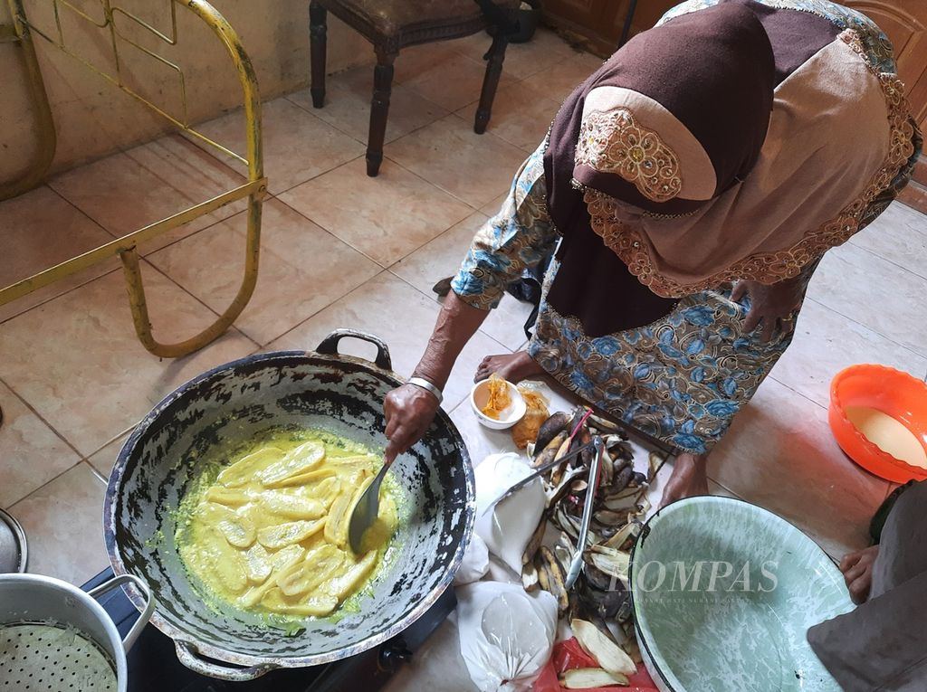 Warga sedang memasak pangek pisang di Nagari Kinari, Kecamatan Bukit Sundi, Kabupaten Solok, Sumatera Barat, Kamis (26/5/2022). Pangek pisang, makanan khas Kinari, ini terbuat dari pisang batu/kepok, santan, dan kunyit.