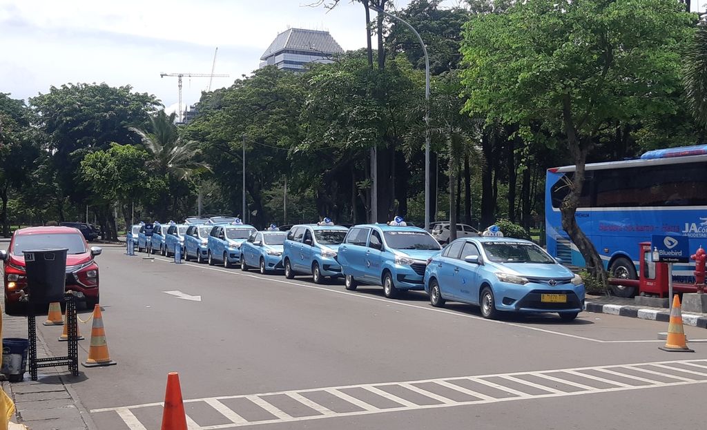 Taksi-taksi terlihat berjejer di pangkalan taksi Stasiun Gambir, Jakarta Pusat pada Rabu (23/12/2020) siang.