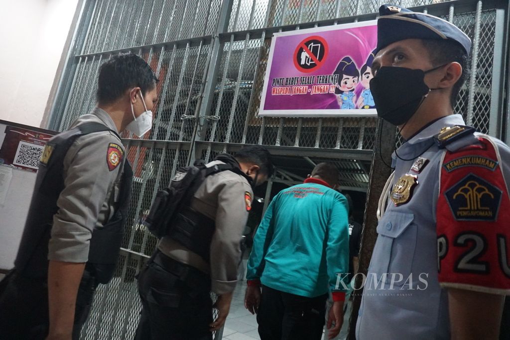 Petugas memasuki Rumah Tahanan Kelas II A Manado, Sulut, untuk melaksanakan inspeksi mendadak, Rabu (7/4/2021).