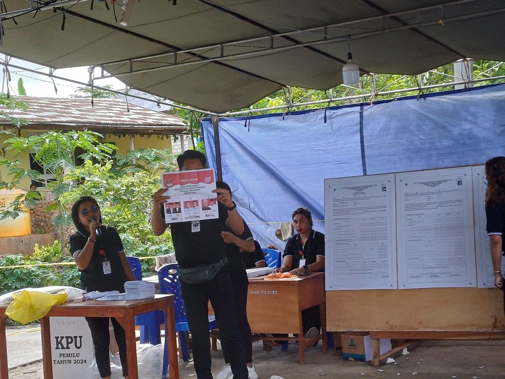 Pemeriksaan surat suara Pilpres 2024 di TPS 12 Liliba Kota Kupang, NTT, Rabu (14/2/2024).