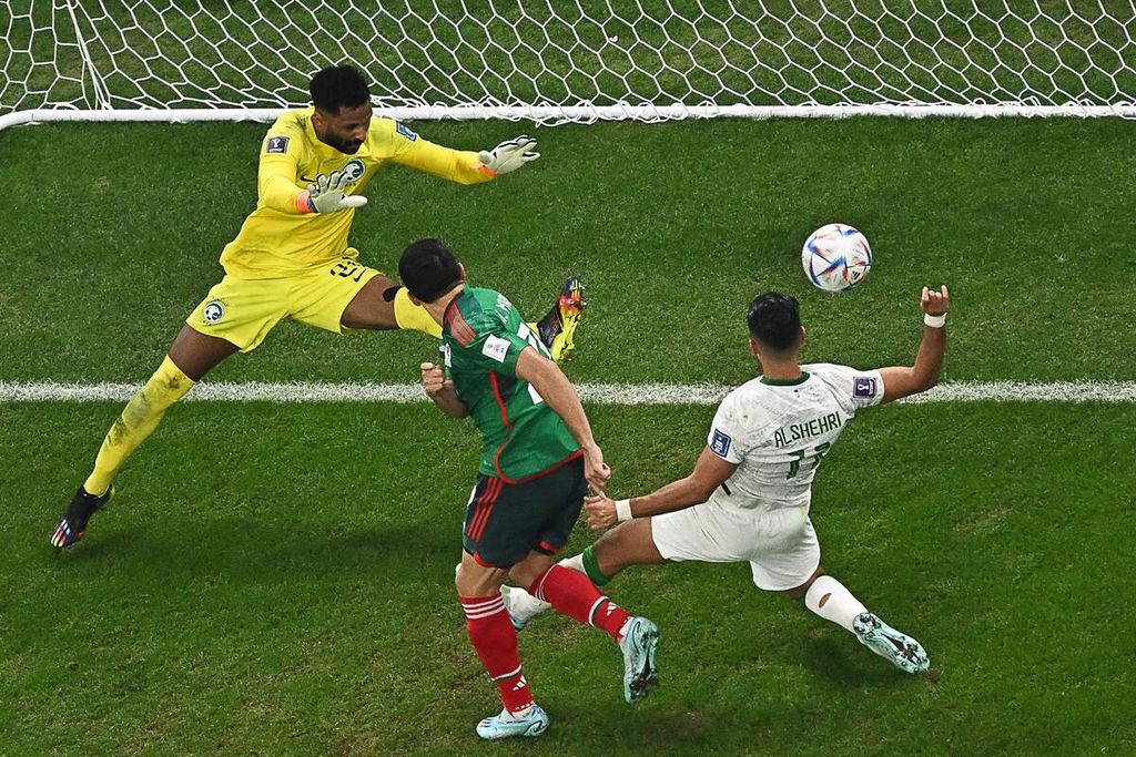 Penyerang Meksiko, Henry Martin (tengah), mencetak gol pertama dalam pertandingan Grup C Piala Dunia Qatar antara Arab Saudi dan Meksiko di Stadion Iconic, Lusail, Kamis (1/12/2022) dini hari WIB. 