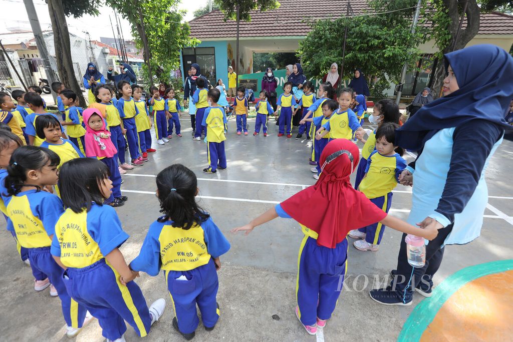 Anak-anak siswa PAUD Harapan Bunda bermain dan menari di RPTRA Pondok Kelapa Berseri, Jakarta Timur, Kamis (24/11/2022). 