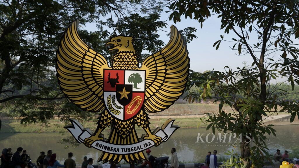 Lambang negara Indonesia, Garuda Pancasila di Taman Kebhinnekaan di pintu air Kanal TImur di Duren Sawit, Jakarta Timur, Sabtu (7/7/2018). Pengenalan dan peneguhan kembali nilai-nilai Pancasila serta kebihnnekaan, kini ditampilkan di ruang publik.