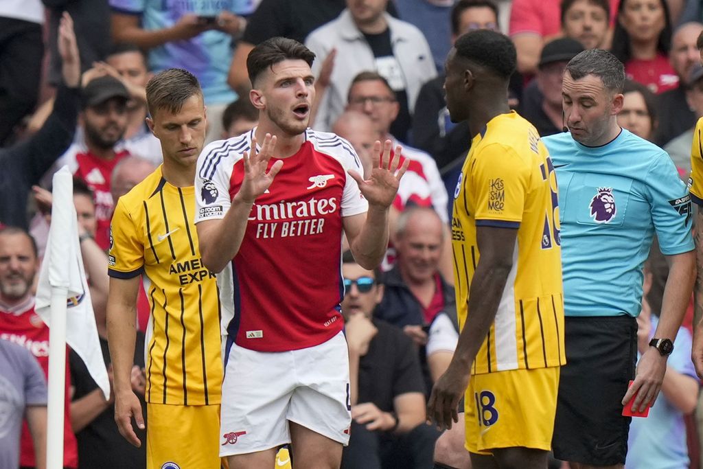 Gelandang Arsenal, Declan Rice (kiri), mendapat kartu merah saat laga Liga Inggris lawan Brighton di Stadion Emirates, London, Sabtu (31/8/2024). Brighton menahan imbang Arsenal, 1-1.