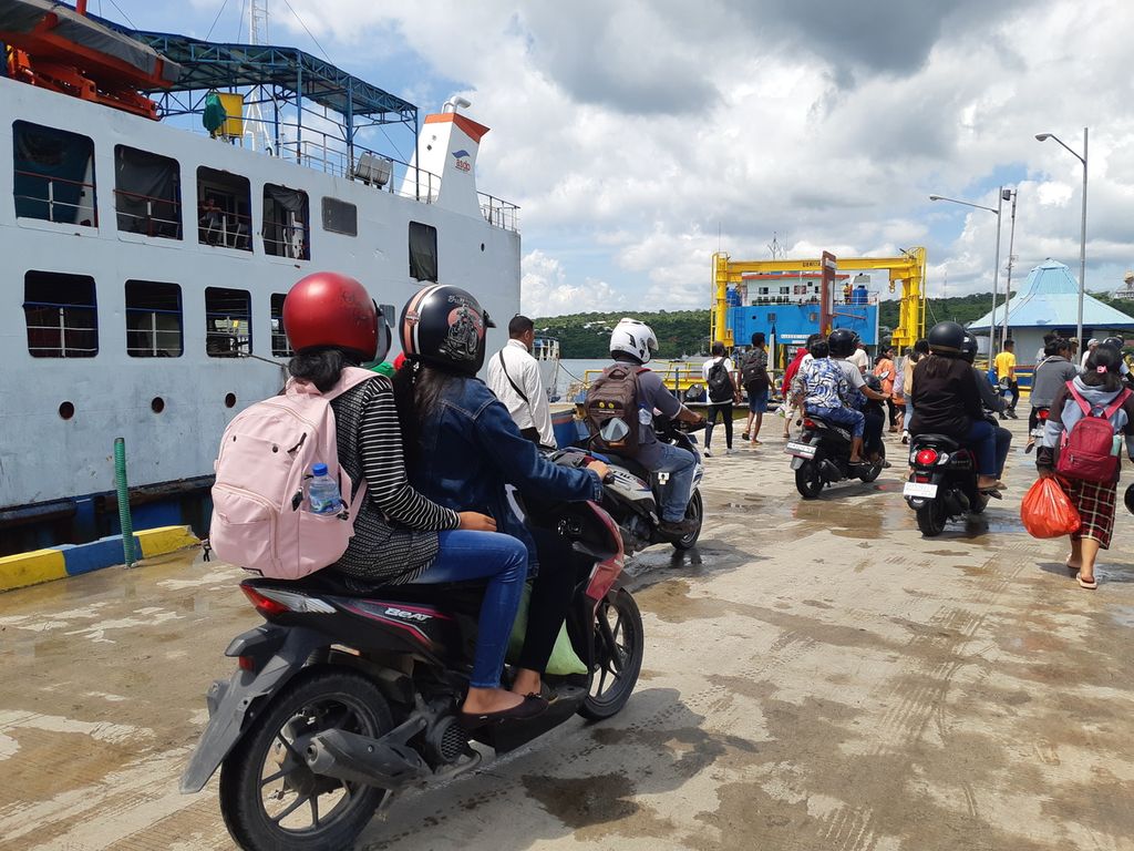 Suasana di Pelabuhan Bolok, Kabupaten Kupang, Nusa Tenggara Timur, Senin (3/4/2023). Pelabuhan tersebut merupakan pelabuhan penyeberangan paling ramai di NTT. 