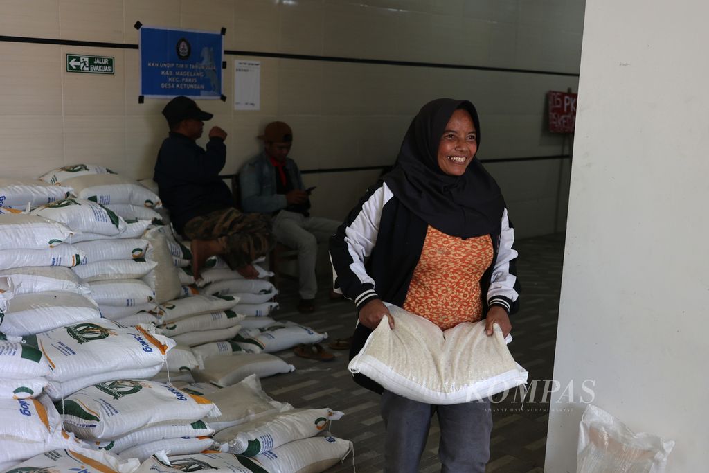 Warga mengambil beras bantuan pangan di Desa Ketundan, Kecamatan Pakis, Kabupaten Magelang, Jateng, Senin (19/8/2024). Bantuan pangan berupa beras 10 kilogram bagi warga miskin atau prasejahtera di desa itu dibagikan kepada 1.169 keluarga.