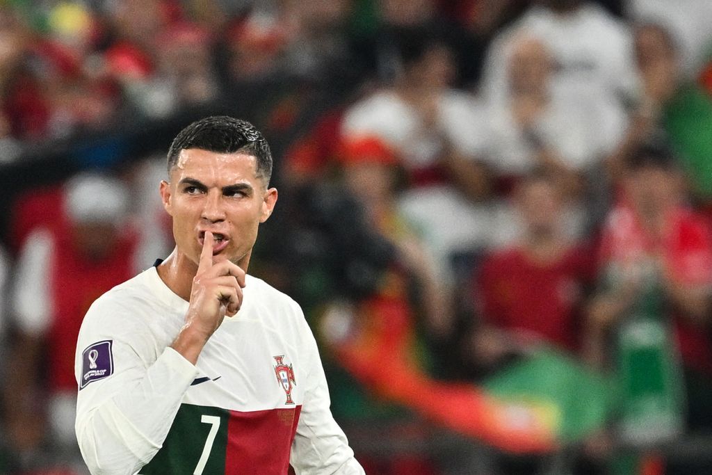 Penyerang Portugal Cristiano Ronaldo memberi isyarat dengan jarinya di pertandingan sepak bola Grup H Piala Dunia Qatar 2022 antara Korea Selatan dan Portugal di Stadion Education City di Al-Rayyan, sebelah barat Doha, Jumat (2/12/2022). Korsel menang 2-1 pada laga itu dan berhak maju ke babak 16 besar.