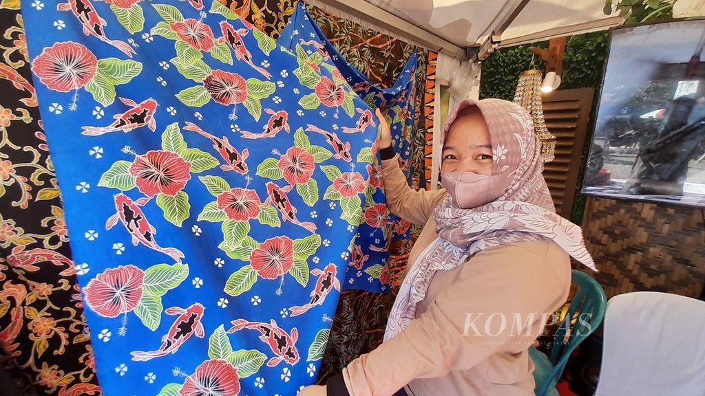 Kain batik bermotif ikan koi yang dikembangkan warga di Kelurahan Plosokerep, Kecamatan Sananwetan, dipamerkan di stan pameran pada ajang RT Keren Awards 2022 di Graha Patria, Kota Blitar, Jawa Timur, Jumat (9/12/2022).