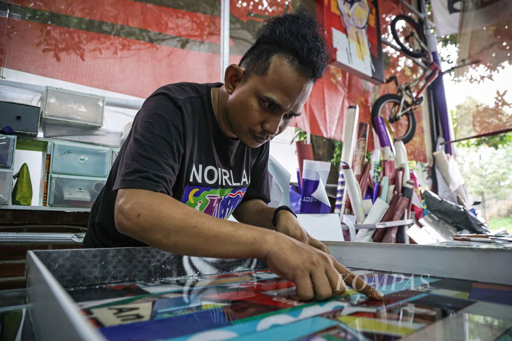 Perajin mengecek alat peraga kampanye (APK) yang akan diolah menjadi meja di rumah produksi Gudskul Rekayasa dan Dicoba-coba (GudRnD) di kawasan Jagakarsa, Jakarta Selatan, Rabu (21/2/2024). 