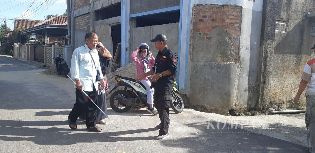 Pasangan suami istri Yatimin (60) dan Suriyanah (58) berjalan kaki menuju TPS di Kelurahan Gunung Terang, Kecamatan Langkapura, Kota Bandar Lampung, Rabu (14/2/2024). 