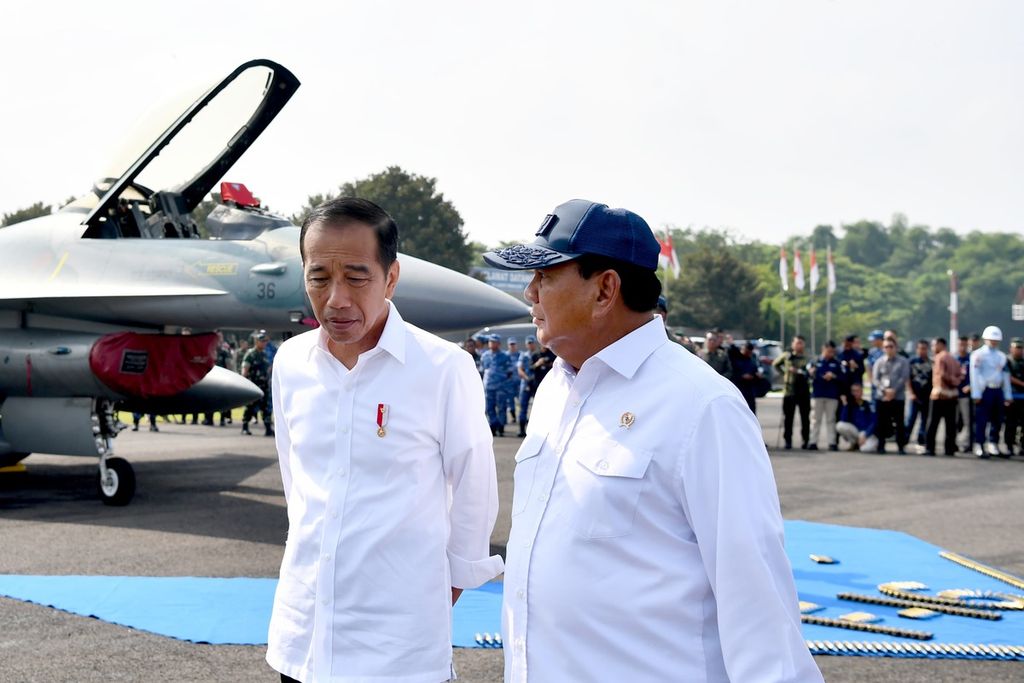 Presiden Joko Widodo dan Menteri Pertahanan Prabowo Subianto (kanan) meninjau pesawat tempur F-16 yang sudah ditingkatkan kemampuannya di Pangkalan Udara Tentara Nasional Indonesia Angkatan Udara Iswahjudi, Magetan, Jawa Timur, Jumat (8/3/2024).
