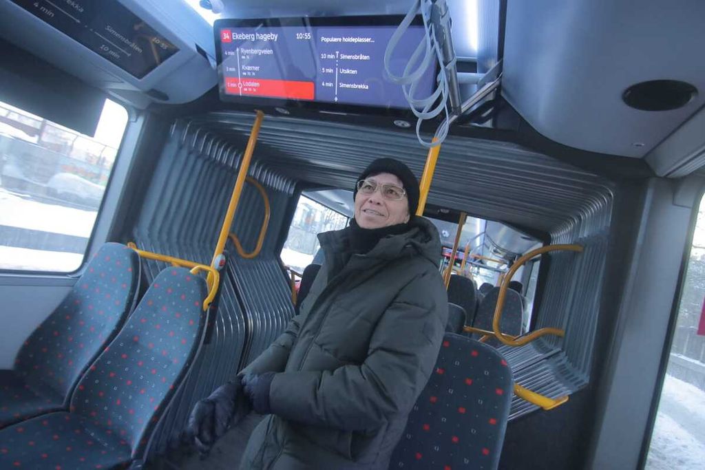 Royke Lumowa naik bus umum mengelilingi kota Oslo, Norwegia.