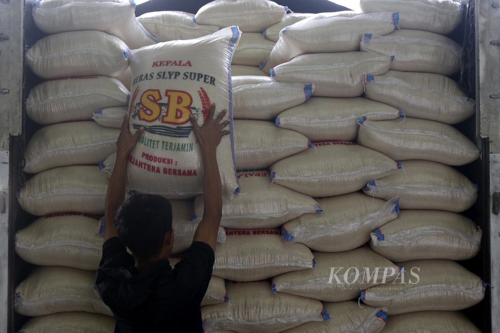 Buruh membongkar beras yang baru tiba di Pasar Induk Beras Cipinang, Jakarta, Minggu (12/11/2023). Tahun depan, pemerintah melalui Kementerian Pertanian menargetkan produksi beras nasional sebanyak 35 juta ton dan mengalokasikan impor beras sebanyak 2 juta ton. 