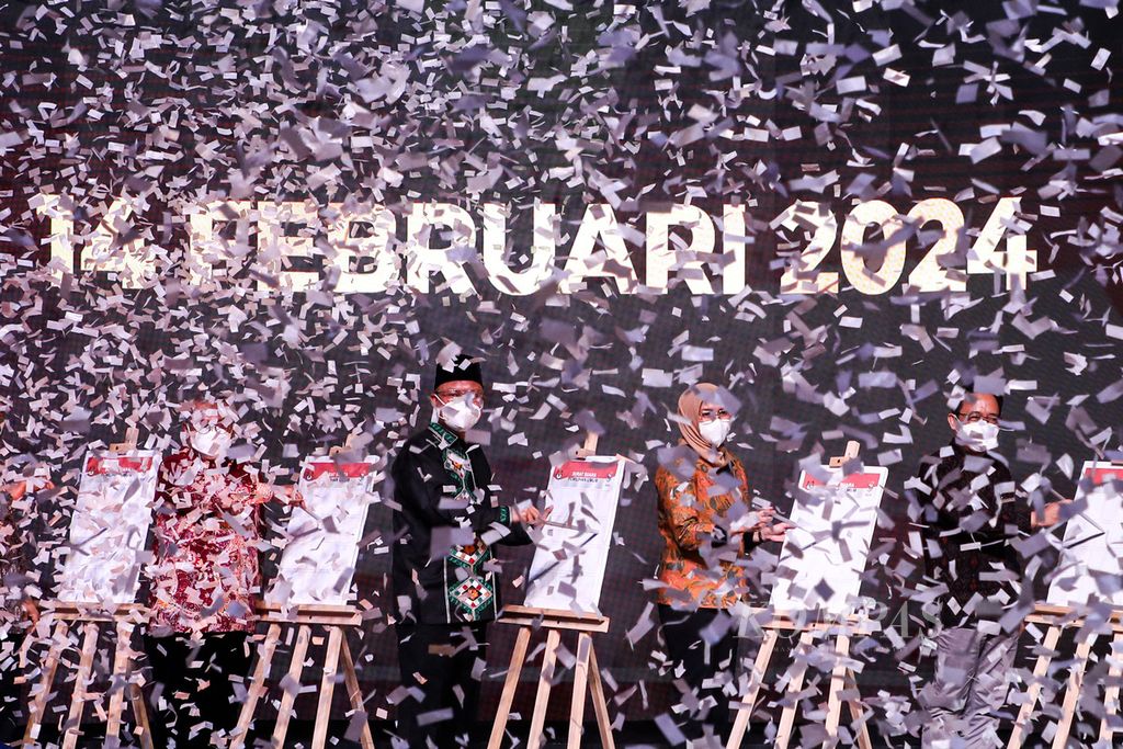 Komisioner Komisi Pemilihan Umum (KPU) mencoblos contoh surat suara saat peluncuran hari pemungutan suara pemilu serentak 2024 di Kantor KPU, Jakarta, Senin (14/2/2022). Pemilu serentak berlangsung pada 14 Februari 2024.
